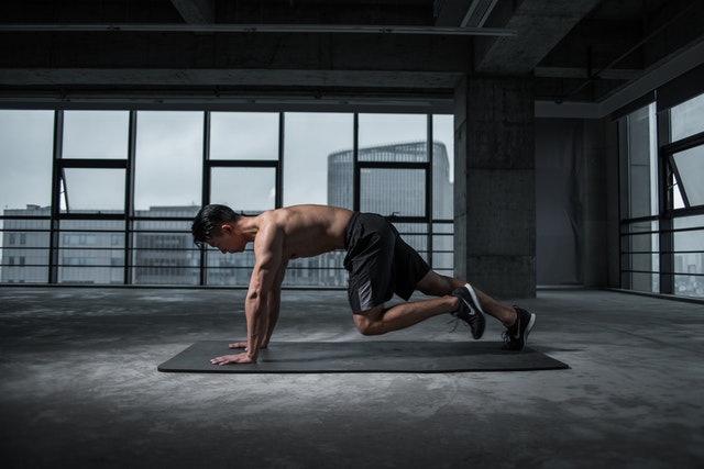 Man doing mountain climbers.